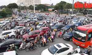 Người dân lúng túng trong ngày đầu thí điểm phân luồng nút giao thông Mễ Trì – Lê Quang Đạo – Châu Văn Liêm 