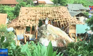 Đá lăn vào nhà dân, hai người thương vong
