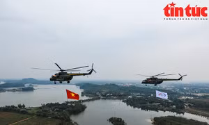 Bảy trực thăng hợp luyện chuẩn bị Lễ khai mạc Triển lãm Quốc phòng quốc tế Việt Nam 2024