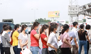 Nhiều người dân ra vào Hà Nội sau lệnh nới lỏng giãn cách khiến cửa ngõ Thủ đô ùn tắc