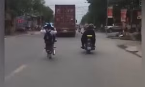 Nam sinh bốc đầu xe máy thách thức cảnh sát cơ động