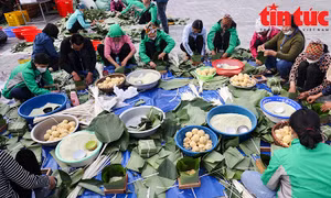 Gói 10.000 bánh chưng tặng người nghèo
