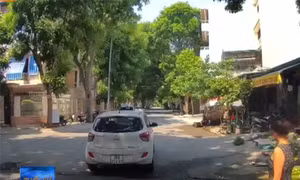 Thản nhiên đậu xe ô tô giữa đường để đi chợ