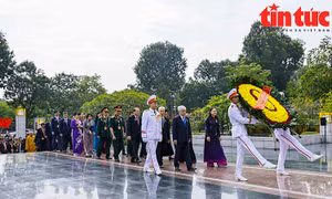 Đoàn đại biểu dự Đại hội toàn quốc MTTQ Việt Nam vào Lăng viếng Chủ tịch Hồ Chí Minh