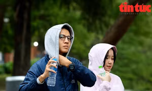 Người dân Thủ đô co ro trong cái rét đầu Đông