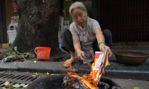 Nguy cơ cháy nổ do thắp hương, đốt vàng mã trong tháng 'cô hồn'