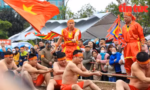 Trai làng Trấn Vũ hào hứng tranh tài trong nghi lễ 'Kéo co ngồi'