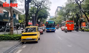 Ô tô chiếm dụng điểm dừng xe buýt, hành khách đối mặt mất an toàn giao thông