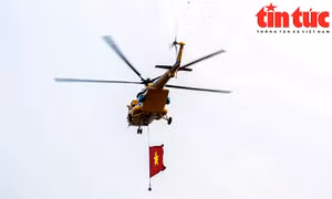 Trực thăng Mi mang Quốc kỳ và chiến đấu cơ Su-30MK2 hợp luyện trên bầu trời Hà Nội