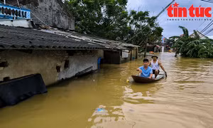 Lũ tràn qua đê bối Bắc Giang, nhiều ngôi nhà ngập ngang tầng 1 
