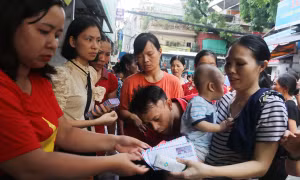 Những phần quà ấm lòng người nhà bệnh nhi trong vụ cháy ở Đê La Thành