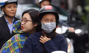 Người Hà Nội co ro trong tiết trời lạnh nhất từ đầu mùa