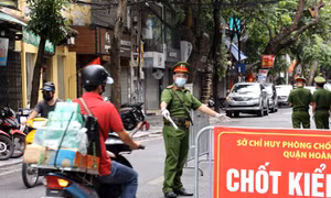 Tổ công tác đặc biệt Công an quận Hoàn Kiếm phạt nhiều trường hợp ra đường không lý do chính đáng