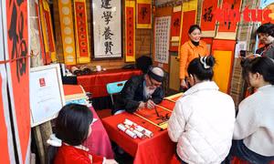 Nườm nượp người dân đổ về Hồ Văn xin chữ đầu xuân Ất Tỵ