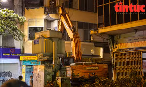 Tháo dỡ khẩn cấp ngôi nhà 3 tầng nghiêng trên phố Hàng Gai (Hà Nội) trong đêm