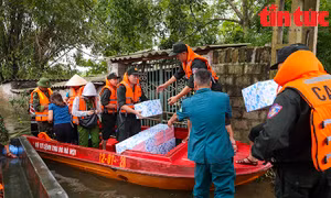 Cảnh sát cơ động chung tay sẻ chia cùng đồng bào vùng lũ Chương Mỹ