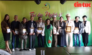 Tri ân các nghệ sĩ có nhiều cống hiến biểu diễn âm nhạc Việt Nam