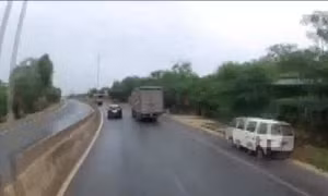 Ô tô đột ngột bẻ lái chuyển làn, đi vào điểm mù của xe tải