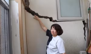 Nhiều căn nhà liền kề tại Khu đô thị Văn Phú - Hà Đông sụt lún, nứt toác thò được cả bàn tay sang nhà hàng xóm 