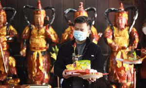 Nam thanh nữ tú dập dìu đi lễ chùa Hà cầu duyên trong ngày lễ Valentine