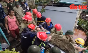 Cảnh sát Cơ động giải cứu thành công bé gái 14 tuổi mắc kẹt trong căn nhà bị đổ sập