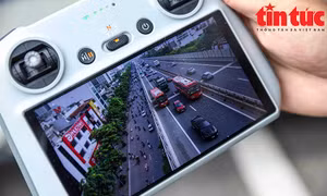Cảnh sát giao thông dùng flycam phát hiện hàng loạt xe vi phạm trên Vành đai 3 Hà Nội
