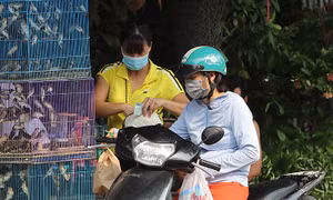 Chợ chim phóng sinh trong dịp rằm tháng 7
