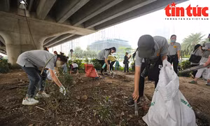 Hơn 500 tình nguyện viên dọn rác, làm sạch đường phố thủ đô Hà Nội