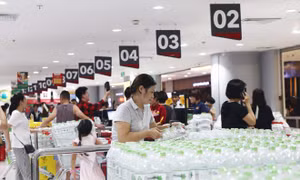 Bị cắt nước vô thời hạn, dân Hà Nội đổ xô mua nước đóng chai