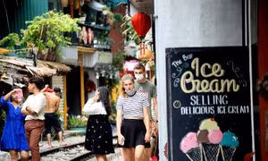 Tái diễn cà phê đường tàu đón du khách nước ngoài đến check-in