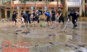'Rốn lũ' Chương Mỹ: Hàng trăm cảnh sát lội bùn giúp dân dọn dẹp môi trường 
