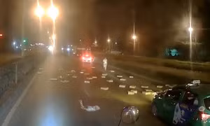 Tài xế ‘hôi của’ giữa quốc lộ ban đêm