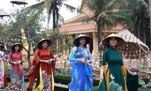 Triển lãm tranh và trình diễn áo dài 'Sen trong đời sống văn hoá Việt'