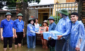 Hỗ trợ nhu yếu phẩm cho đồng bào vùng lũ huyện Chương Mỹ và Quốc Oai