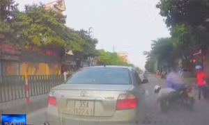 Lái xe ô tô phanh gấp, lao ra 'hôi' tiền rơi giữa đường