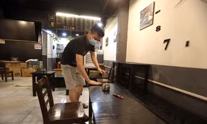 Chủ quán Hà Nội tất bật dọn dẹp để mở cửa trở lại