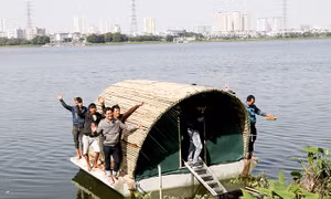 Nhà bê tông chống lũ chứa 4 tấn hàng nổi trên mặt nước