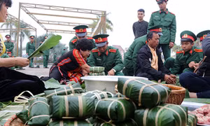 Gần 1.400 chiếc bánh chưng xanh cùng người nghèo ăn Tết
