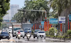 Hà Nội: Nhiệt độ ngoài trời tới 55 độ C, mặt đường xuất hiện ảo ảnh như được phun nước