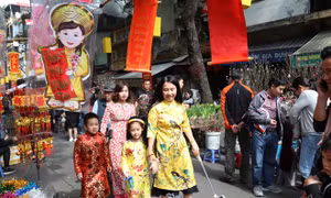 Nhộn nhịp chợ hoa Hàng Lược, một năm chỉ họp một lần duy nhất