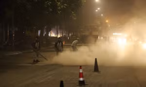 Công nhân thi công đường Nguyễn Trãi thản nhiên ‘thổi bụi’ vào người tham gia giao thông