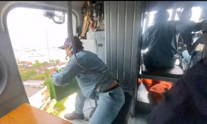 Hai tổ bay trực thăng tiếp tế nhu yếu phẩm cho rốn lũ Hòa Xuân