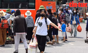 Người dân lỉnh kỉnh hành lý trở lại Hà Nội sau kỳ nghỉ Lễ 30/4 - 1/5