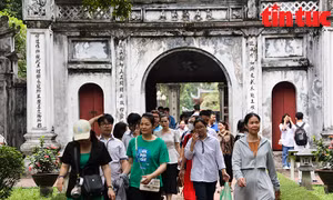 Sĩ tử đến Văn Miếu như 'trẩy hội' cầu may trước kỳ thi vào lớp 10