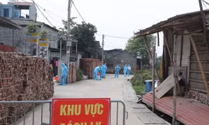  Phun thuốc khử khuẩn, lập chốt phong tỏa thôn nơi bệnh nhân số 266 sinh sống