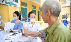 Thành đoàn Hà Nội khám bệnh, phát thuốc miễn phí cho người dân Phúc Thọ