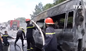 Xe khách đang chạy thì bốc cháy, 1 người chết 2 người bị thương