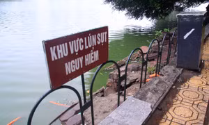 Làm rào, đặt biển cảnh báo khu bờ kè sạt lở ở Hồ Gươm
