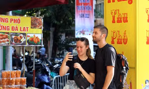 Phố Hàng Mã hấp dẫn du khách nước ngoài đến khám phá 