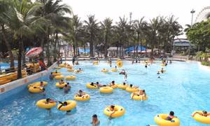 Thời tiết oi nóng, các bể bơi Hà Nội đông nghịt người giải nhiệt